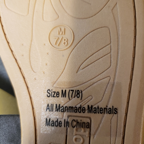 Cute pair never worn from target size 7 8 sandals - Picture 2 of 2